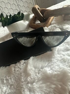 FENDI AUTÉNTIC Women’s Black Cat-Eye Sunglasses with Subtle Dot Accents
